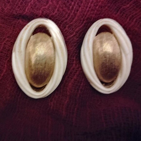 ❤️Very Rare Vintage 1980s CHRISTIAN DIOR Textured Twist Clip Earrings - Picture 1 of 7